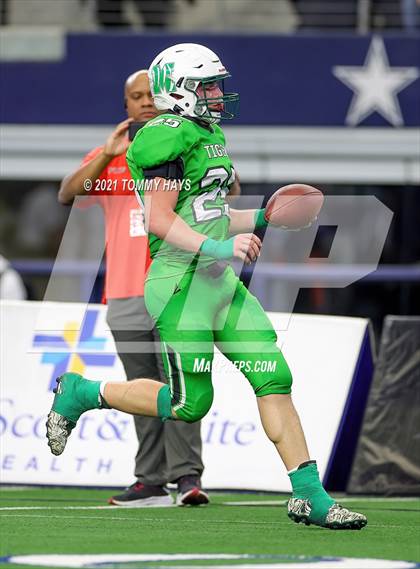 Thumbnail 3 in Westbrook vs. May (UIL State Football 6-Man 1A D1 Finals) photogallery.