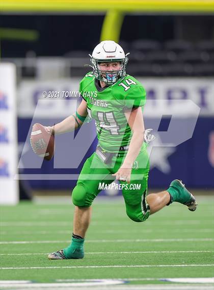 Thumbnail 1 in Westbrook vs. May (UIL State Football 6-Man 1A D1 Finals) photogallery.