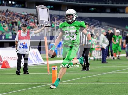 Thumbnail 3 in Westbrook vs. May (UIL State Football 6-Man 1A D1 Finals) photogallery.