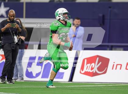 Thumbnail 3 in Westbrook vs. May (UIL State Football 6-Man 1A D1 Finals) photogallery.