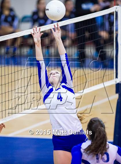 Thumbnail 1 in Legend vs. Arapahoe (CHSAA 5A Playoff) photogallery.