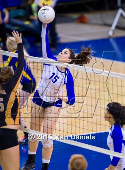 Thumbnail 1 in Legend vs. Arapahoe (CHSAA 5A Playoff) photogallery.