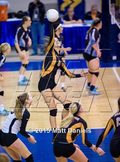 Thumbnail 2 in Legend vs. Arapahoe (CHSAA 5A Playoff) photogallery.