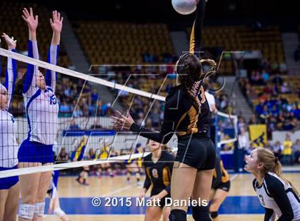 Thumbnail 2 in Legend vs. Arapahoe (CHSAA 5A Playoff) photogallery.