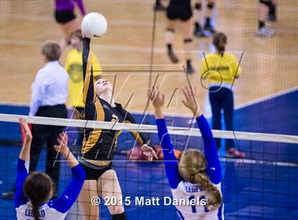 Thumbnail 1 in Legend vs. Arapahoe (CHSAA 5A Playoff) photogallery.