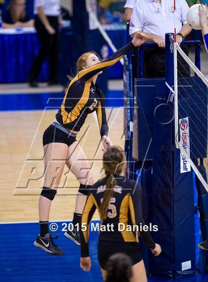 Thumbnail 3 in Legend vs. Arapahoe (CHSAA 5A Playoff) photogallery.