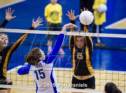 Thumbnail 2 in Legend vs. Arapahoe (CHSAA 5A Playoff) photogallery.