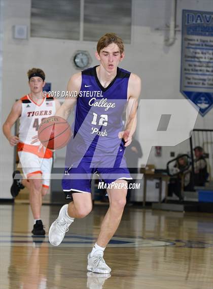 Thumbnail 3 in College Park vs. Roseville (Les Curry Invitational) photogallery.