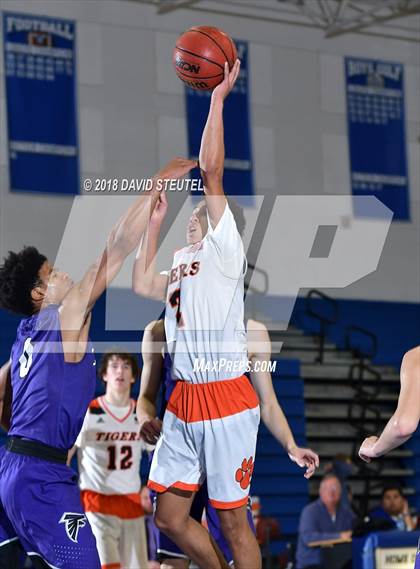 Thumbnail 2 in College Park vs. Roseville (Les Curry Invitational) photogallery.