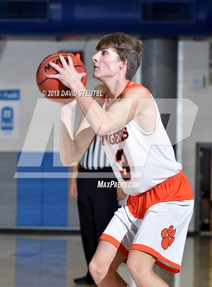 Thumbnail 2 in College Park vs. Roseville (Les Curry Invitational) photogallery.