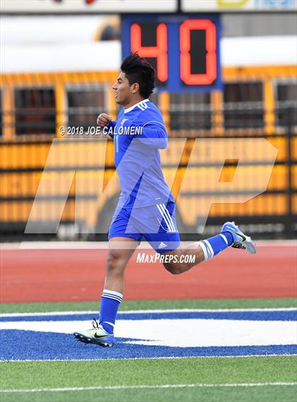 Thumbnail 2 in Victoria East vs Tivy (New Braunfels Tournament) photogallery.