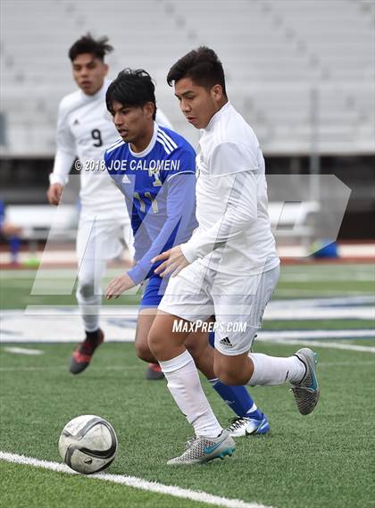 Thumbnail 2 in Victoria East vs Tivy (New Braunfels Tournament) photogallery.