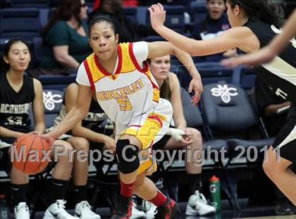 Thumbnail 2 in Archbishop Mitty vs. Berkeley (Miramonte Holiday Classic) photogallery.