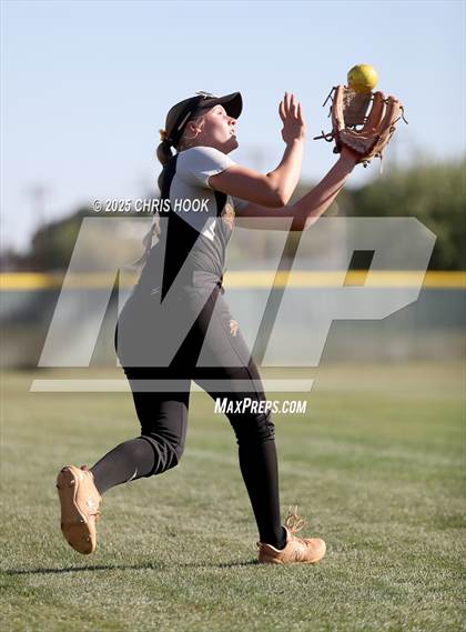 Thumbnail 3 in Mica Mountain vs Salpointe Catholic (AIA Softball 4A Semifinal) photogallery.