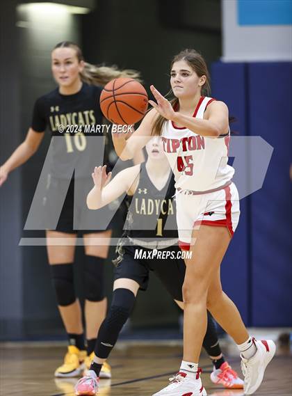 Thumbnail 1 in Tipton vs Northeast (Cairo) photogallery.