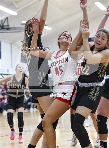 Thumbnail 1 in Tipton vs Northeast (Cairo) photogallery.