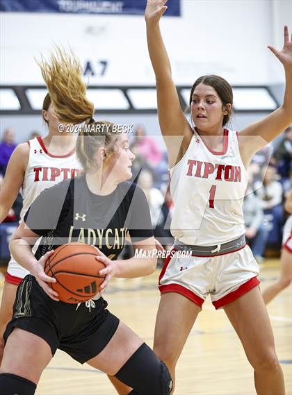 Thumbnail 1 in Tipton vs Northeast (Cairo) photogallery.