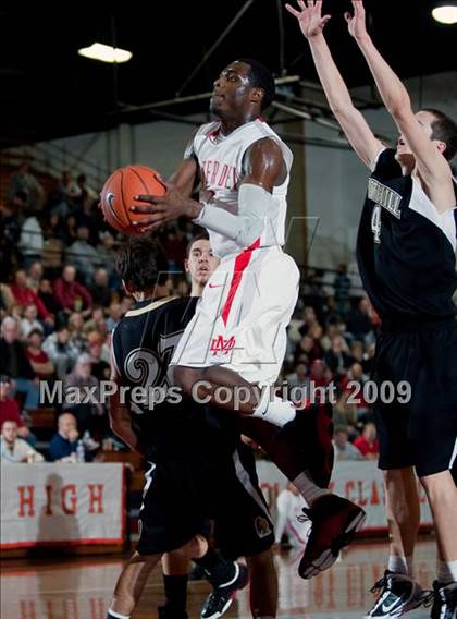 Thumbnail 3 in Mater Dei vs. Foothill (Orange Holiday Classic Championship) photogallery.