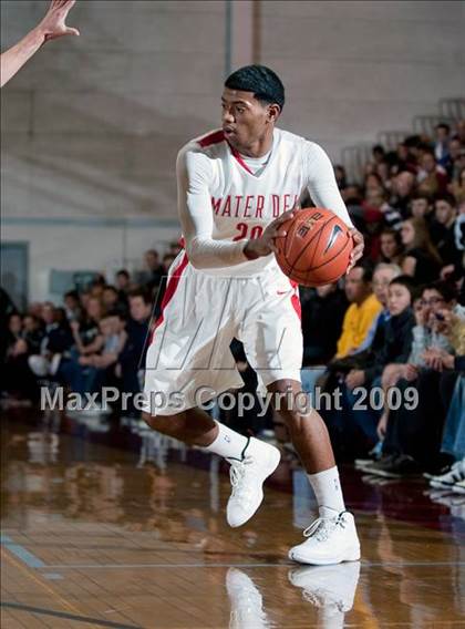 Thumbnail 3 in Mater Dei vs. Foothill (Orange Holiday Classic Championship) photogallery.