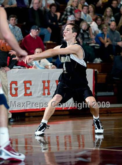 Thumbnail 3 in Mater Dei vs. Foothill (Orange Holiday Classic Championship) photogallery.