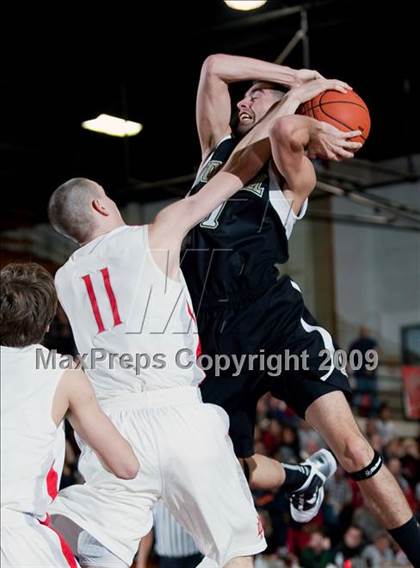 Thumbnail 2 in Mater Dei vs. Foothill (Orange Holiday Classic Championship) photogallery.