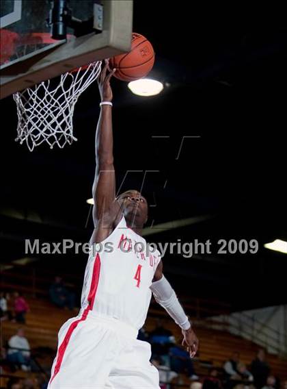 Thumbnail 1 in Mater Dei vs. Foothill (Orange Holiday Classic Championship) photogallery.