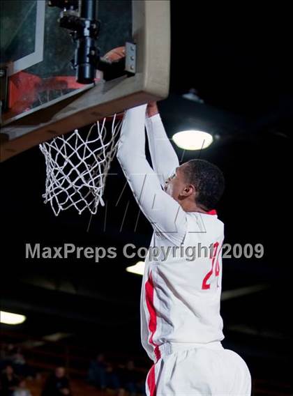 Thumbnail 2 in Mater Dei vs. Foothill (Orange Holiday Classic Championship) photogallery.