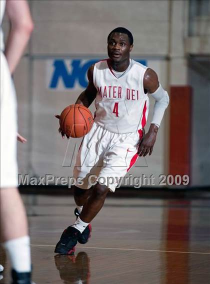 Thumbnail 2 in Mater Dei vs. Foothill (Orange Holiday Classic Championship) photogallery.