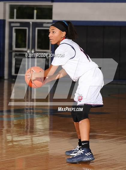 Thumbnail 2 in Brennan vs. Dawson (McDonald's Texas Invitational) photogallery.