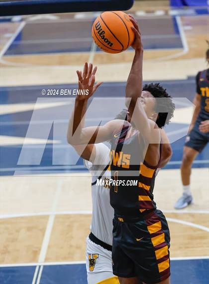 Thumbnail 3 in Walker vs. Valdosta (Lemon Street Classic) photogallery.