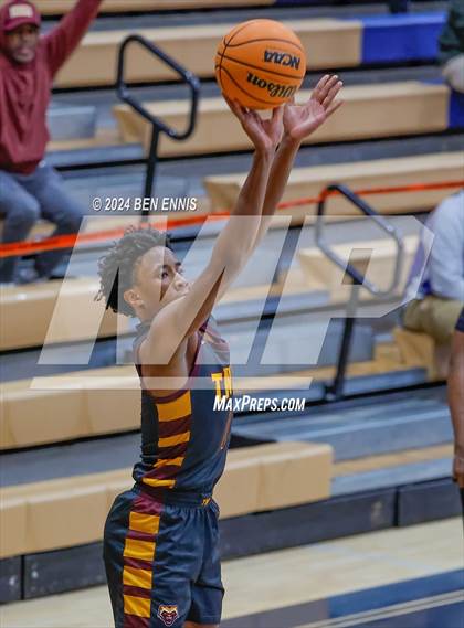 Thumbnail 2 in Walker vs. Valdosta (Lemon Street Classic) photogallery.