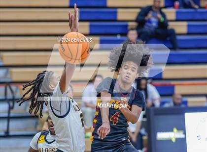 Thumbnail 3 in Walker vs. Valdosta (Lemon Street Classic) photogallery.