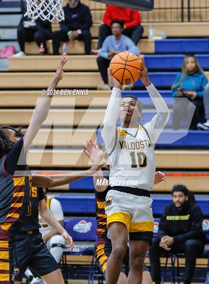 Thumbnail 3 in Walker vs. Valdosta (Lemon Street Classic) photogallery.