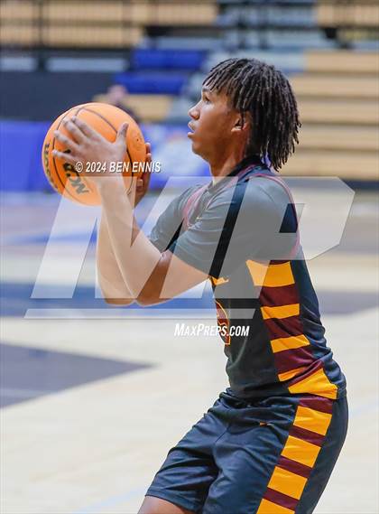 Thumbnail 1 in Walker vs. Valdosta (Lemon Street Classic) photogallery.