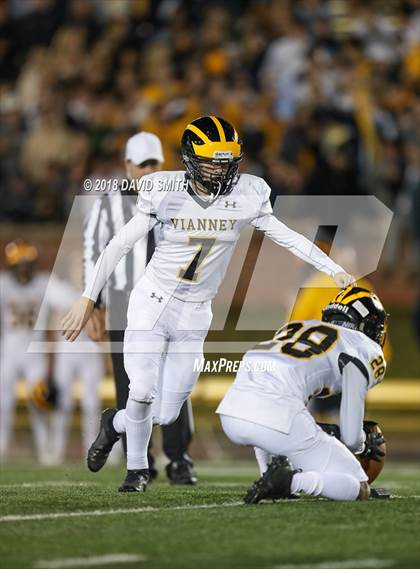 Thumbnail 1 in Fort Osage vs. Vianney (MSHSAA Class 5 Show-Me Bowl) photogallery.