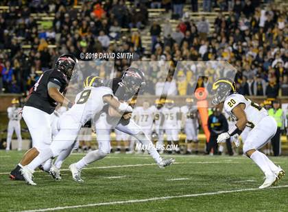 Thumbnail 1 in Fort Osage vs. Vianney (MSHSAA Class 5 Show-Me Bowl) photogallery.