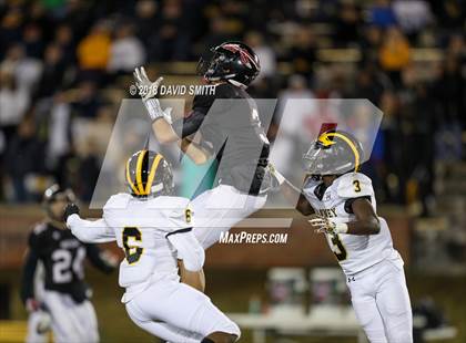 Thumbnail 1 in Fort Osage vs. Vianney (MSHSAA Class 5 Show-Me Bowl) photogallery.