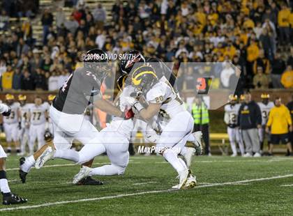 Thumbnail 2 in Fort Osage vs. Vianney (MSHSAA Class 5 Show-Me Bowl) photogallery.