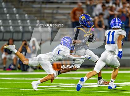 Thumbnail 2 in Barbers Hill vs. Anderson (UIL 5A D1 Football Area) photogallery.