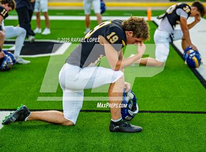 Thumbnail 1 in Barbers Hill vs. Anderson (UIL 5A D1 Football Area) photogallery.
