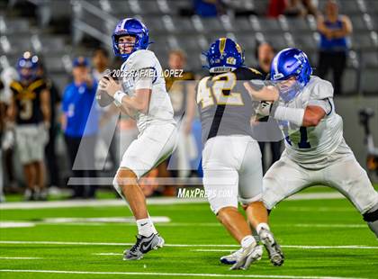 Thumbnail 3 in Barbers Hill vs. Anderson (UIL 5A D1 Football Area) photogallery.