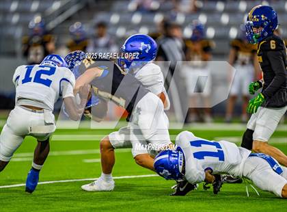 Thumbnail 2 in Barbers Hill vs. Anderson (UIL 5A D1 Football Area) photogallery.