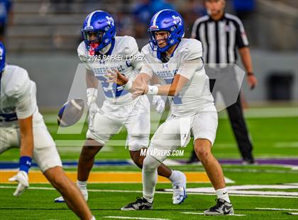 Thumbnail 2 in Barbers Hill vs. Anderson (UIL 5A D1 Football Area) photogallery.