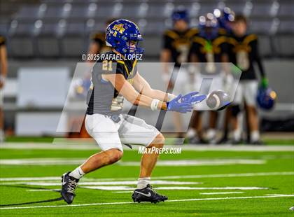 Thumbnail 2 in Barbers Hill vs. Anderson (UIL 5A D1 Football Area) photogallery.
