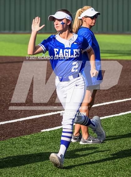 Thumbnail 3 in Lake Creek vs Barbers Hill (UIL 5A Regional Final) photogallery.