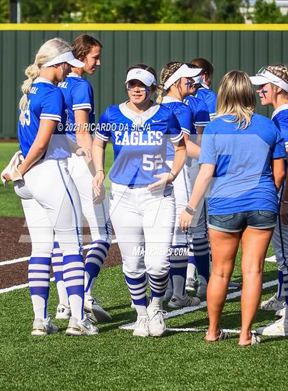 Thumbnail 3 in Lake Creek vs Barbers Hill (UIL 5A Regional Final) photogallery.