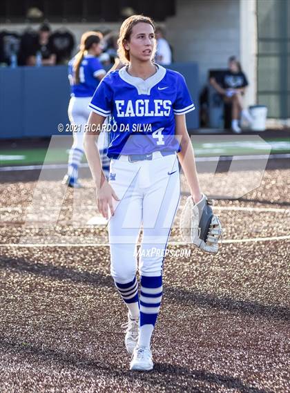 Thumbnail 3 in Lake Creek vs Barbers Hill (UIL 5A Regional Final) photogallery.