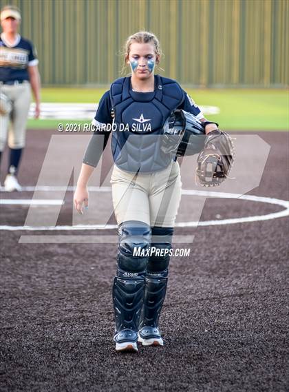Thumbnail 3 in Lake Creek vs Barbers Hill (UIL 5A Regional Final) photogallery.