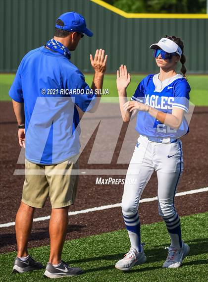 Thumbnail 2 in Lake Creek vs Barbers Hill (UIL 5A Regional Final) photogallery.