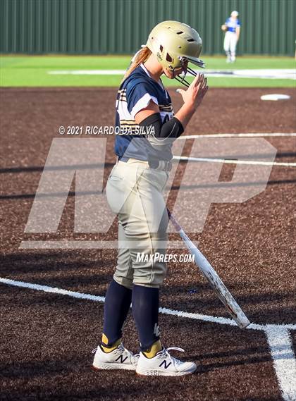 Thumbnail 2 in Lake Creek vs Barbers Hill (UIL 5A Regional Final) photogallery.